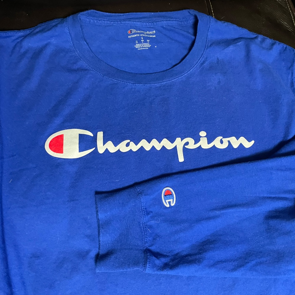 Men's Champion Script-Logo Long Sleeve
Tshirt Size/Large